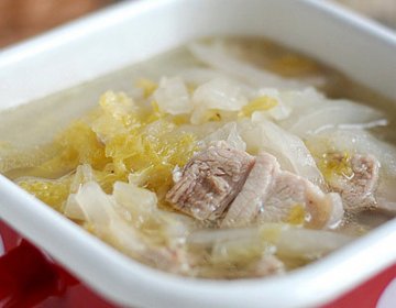 冷天吃酸菜炖白肉开胃进补