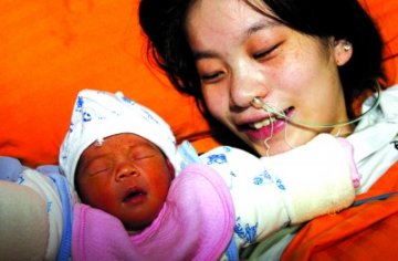 患病孕妇客车内分娩 执法车高速路上逆行送医
