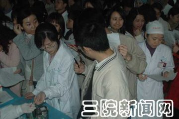 伸出我的臂膀 撑起爱的蓝天--三院医务人员踊跃无偿献血