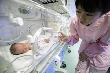 儿子6年前舍身救人 50岁烈士母亲今产双胞胎