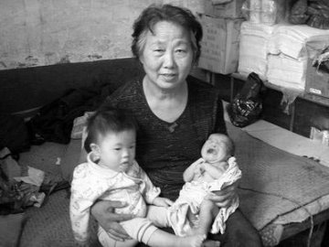 女医生22年收养14名弃婴