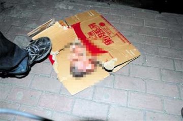 新生男婴被弃路中 遭来往车辆碾压致死