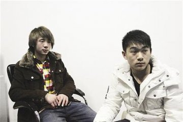 2名少年同宠物狗搭人链救起落水大学生