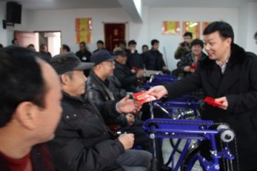 杜赟副主任到省荣军医院慰问残疾军人和离休干部