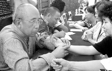 北京藏医院开展建院15周年义诊