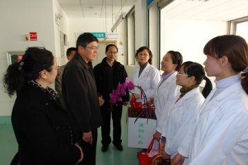 云南省卫生厅张笑春厅长春节前看望慰问工作在一线的医护人员