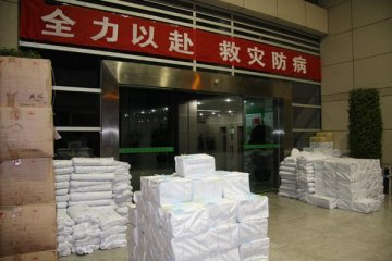 成都市疾控中心全力发放中国疾控中心编印的宣传资料手记