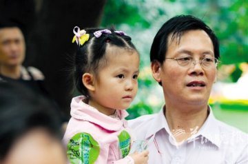 父亲独自抚养地中海贫血女儿4年为手术费奔波
