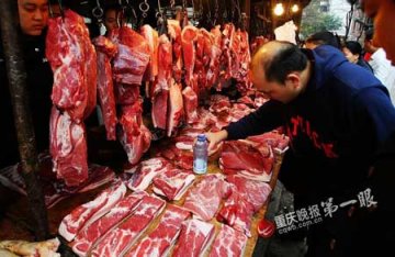 重庆出现“化妆猪” 出售前抹食用碱肉色变鲜红