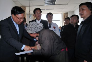 甘肃省委书记陆浩、省长徐守盛等省领导看望慰问灾区伤员