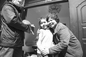 六旬老太与少年联手搭救3名落水女童