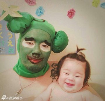 日本父女逗比泡澡照走红