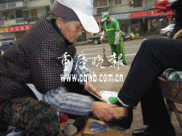 八旬老太放弃吃低保街头擦皮鞋