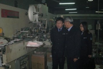 曝光黑心卫生巾制作过程