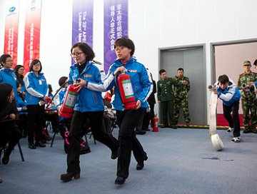 APEC志愿者接受消防培训