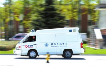 北京救护车司机技能“比武” 提高驾驶基本技能