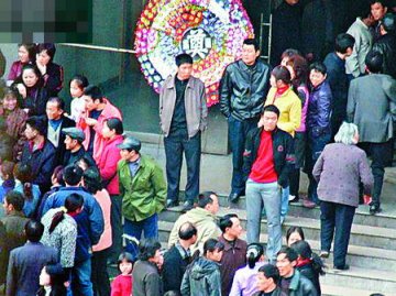 湖南一女干部抽脂身亡 两百亲属包围医院