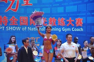 曝康比特阳光教练总冠军生活照 极致身材让人流鼻血!