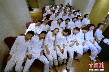 长沙首个睡眠班开课 众“白领”现场学睡觉
