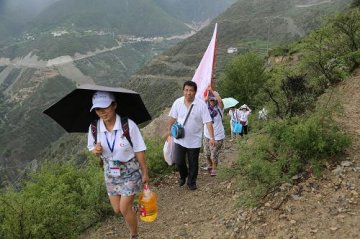 “同心·共铸中国心”医疗专家在云南山区义诊