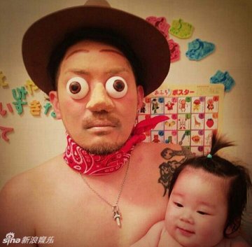 日本父女逗比泡澡照走红