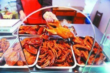 摊主曝卤菜大多被染色 过量食用伤及肝肾
