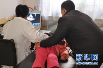 陕北贫困先心病患儿：医疗条件不足 常规体检困难