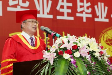 2012届研究生毕业典礼暨学位授予仪式隆重举行