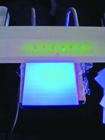 学生作业本被曝含荧光剂 专家称白色纸张全有