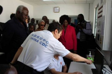 科罗马总统视察援塞固定生物安全实验室