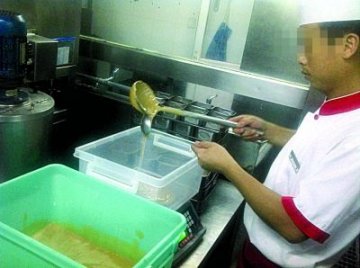 记者亲历海底捞骨汤勾兑过程