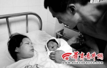 孕妇遭甩客后当街分娩 其夫招12辆车均被拒