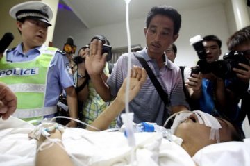 “充气少年”正接受治疗
