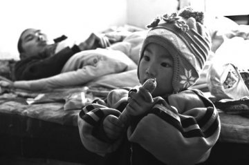 三岁女童照顾瘫痪父亲