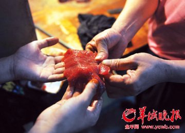 黑椒牛扒水洗变鲜红色 消费者疑为猪肉假冒