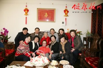 北京同仁医院领导慰问医院第一位百岁寿星荆迎东