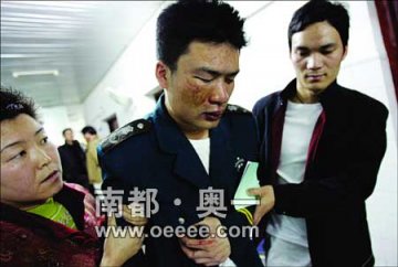 医院保安被十多人拖上山群殴受伤