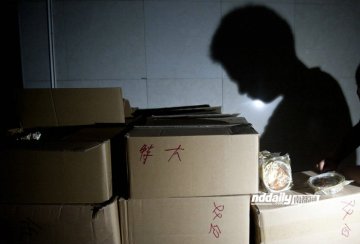 执法人员搬走成品的月饼