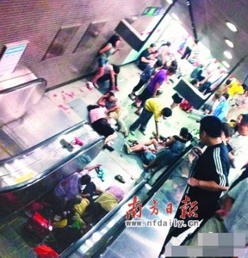 北京地铁电梯倒转1死30伤