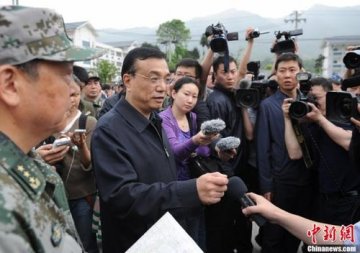 李克强在临时帐篷中打手电筒部署抗震救灾工作