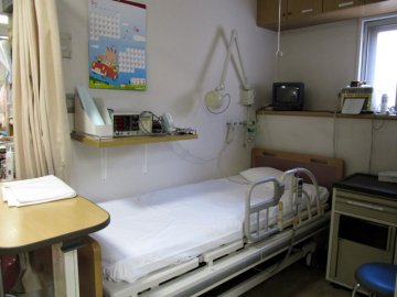 这是观察室（阵痛室），这张床我曾经躺过一天