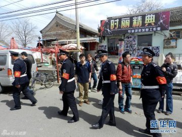 12.执勤人员在首例H7N9禽流感病例住处巡逻