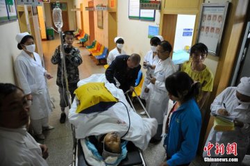 云南“8.03”地震伤员接受救治