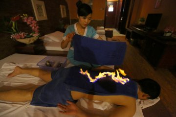 男子一丝不挂体验“火烤活人”