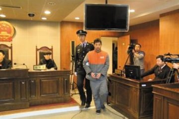 诊所老板帮未婚产妇卖男婴获刑10个月