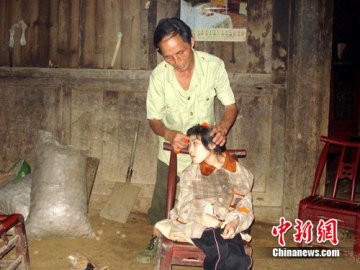 男子收养脑瘫弃婴20年生活窘迫仍不言弃