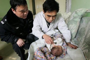 高清：初生男婴被弃地下室 女医生当众哺弃婴