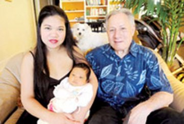 美国77岁老翁与28岁妻子产下女婴