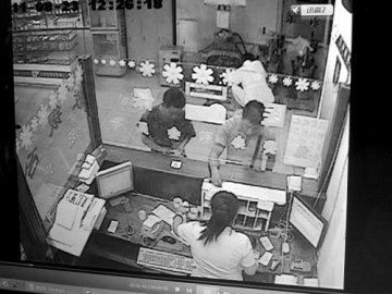 一人拿7张医保卡消费 神秘男牵出医保套现黑幕