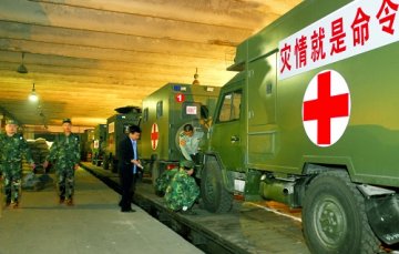 野战医疗设备车火速运往汶川地震灾区